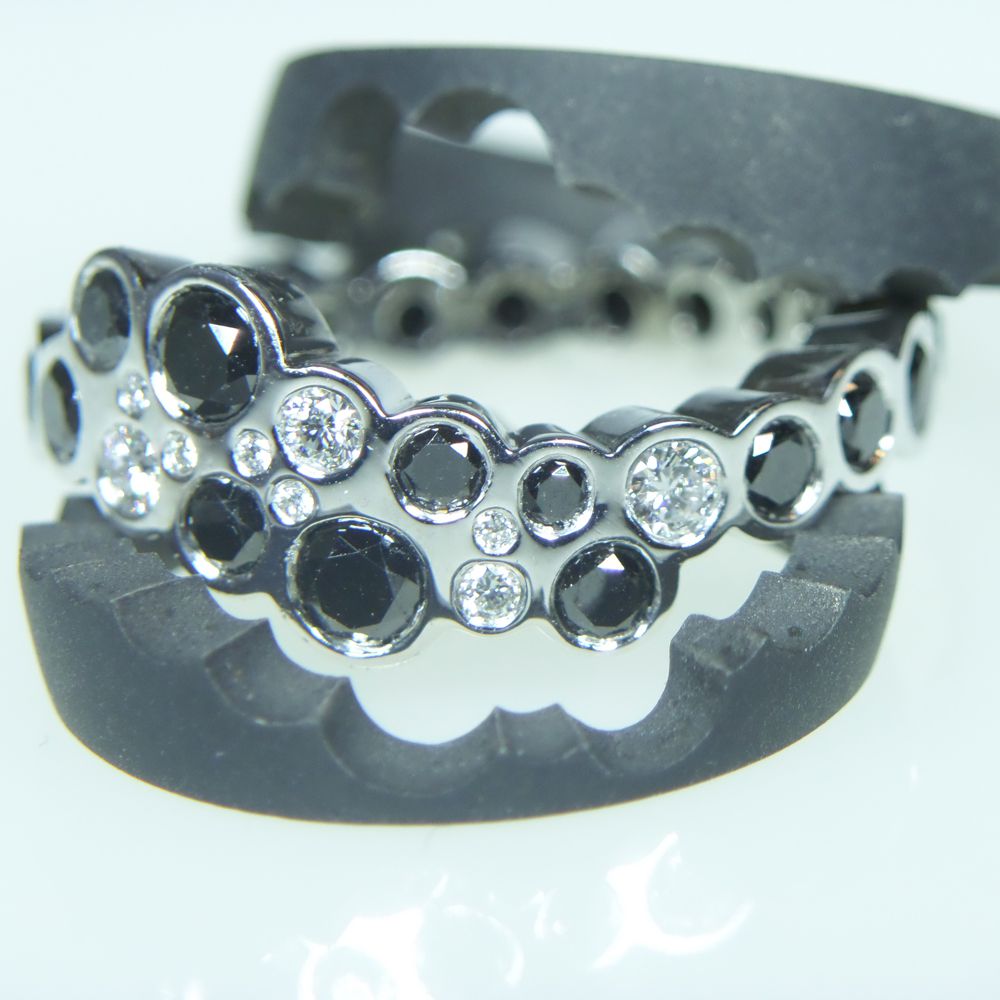 Ring met zwarte en witte diamanten